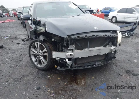2018 Mercedes-Benz C 300 z USA, uszkodzony, nr VIN 55SWF4JB7JU254158